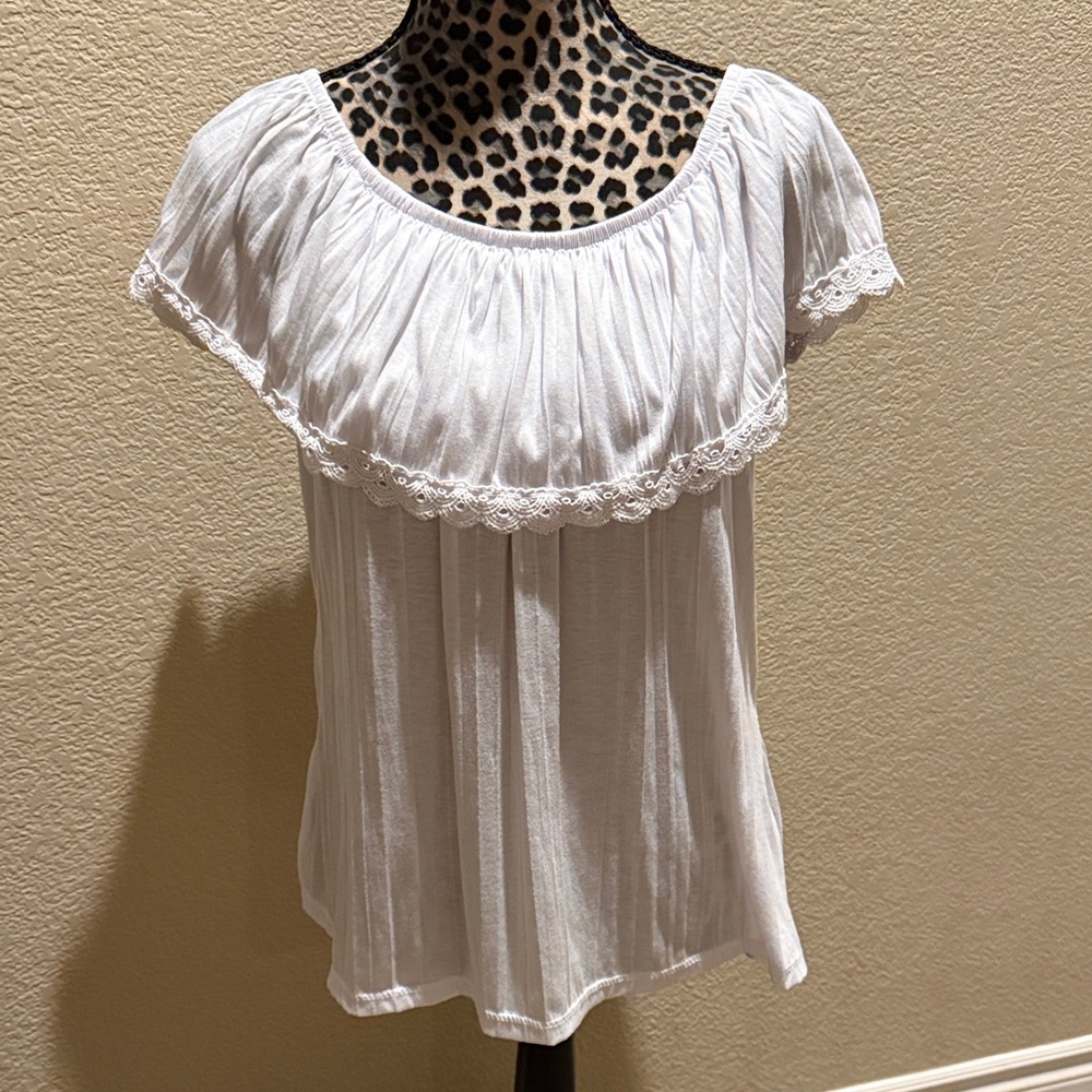 Chic White Women's Blouse with embroidery detail